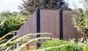 HPL Sichtschutzzaun aus 8 mm Hochdruck-Schichtpressstoffplatten. Die Elemente gibt es in 90 x 180 cm, 180 x 90 cm und 90 x 180 auf 90 cm 