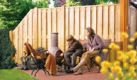 Der Sichtschutzzaun Newa aus naturbelassener Sibirischer Lärche vereint Qualität, Funktionalität und ein gelungenes Design