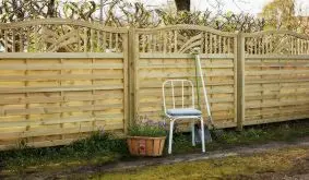 Ästhetischer robuster Sichtschutzzaun mit verspielten Zierelement aus druckimprägniertem Kiefern-/Fichtenholz