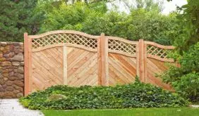 Auch ohne Imprägnierung wetterfest: Der 8-teilige Lärchenzaun aus naturbelassener Sibirischer Lärche – ein Blickfang mit vielen attraktiven Kombinationsmöglichkeiten