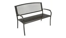 Gemütlich, pflegeleicht und stabil: mit einer Sitzfläche im Maß von ca. 113,5 x 46,5 cm finden auf der Sitzbank Sonderburg aus Metall bequem 2 Personen einen Platz.