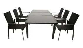 Moderne Eleganz für flexible Zusammenkünfte: Die 7-teilige Sitzgarnitur Alu kombiniert sechs Stapelsessel mit einem Ausziehtisch