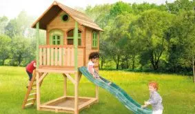 TÜV-geprüft und bei kleinen Kindern sehr beliebt: Das 172 x 373 x 290 cm große Spielhaus "Vivien" mit integriertem Sandkasten, Veranda und Rutsche sorgt für jede Menge Spielspaß.