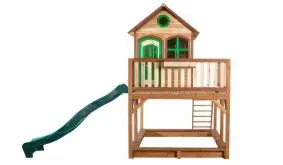 Das Spielhaus "Sam" mit einer Größe von 353 x 270 x 305 cm bietet viel Platz zum Spielen und Toben auf zwei Ebenen. In der Standardausführung mit Sandkiste und Rutsche ist eine Abdeckung für die Sandkiste enthalten.