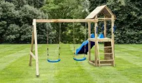 Der Spielturm-Bausatz umfasst einen Kletterturm und ein Schaukelgestell