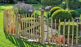 Must-have für jeden Bauerngarten: Das 100 cm Staketenzauntor Haselnuss ist in vier Größen von 60 bis 150 cm erhältlich