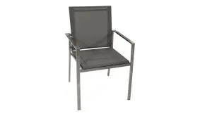 Stapelsessel mit Edelstahlgestell und anthraziter bespannnung aus Kunstgewebe vor weißem Hintergrund