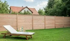 Steckzaun Holz Aarberg – schafft blickdichten Sichtschutz im Garten & Windbarriere; naturbelassene Douglasie, einfache Montage, witterungsbeständig & individuell kürzbar