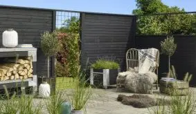 Das fungizid vorbehandelte und schwarz farbgrundierte Steckzaunsystem gestattet viele flexible Kombinationsmöglichkeiten