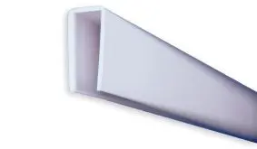 Das weiße 180 cm lange U-Profil dient zur Einfassung der Kunststofflamellen - Sie benötigen mindestens 2 (ohne Unterprofil), maximal 3 Profile (mit Unterprofil) pro Zaunfeld.