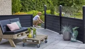 Zeitloses und flexibles Steckzaun System: Ein Hingucker im Garten, der sich als Terrassenumrandung gelungen in Szene setzt