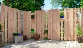 Die Terrassenabtrennung aus Lärchenholz ist mit vielen Designelementen nach Ihren Wünschen gestaltbar