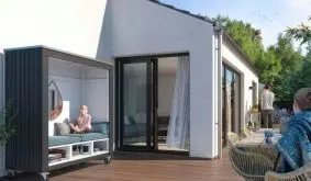 Die 179 x 67 x 183 cm Terrassenlounge ist mit vier Ø 125 mm Gummirollen ausgestattet und kann somit flexibel positioniert werden, je nach Sonnenstand und Windrichtung