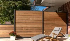 Der Thermoholz Zaun überzeugt durch eine moderne und hochwertige Optik, witterungsbeständige und pflegeleichte Oberfläche