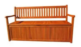 Die praktische Truhenbank XXL Biarritz aus geöltem Eukalyptusholz punktet 2-fach: Sie ist eine gemütliche Sitzgelegenheit und lässt Auflagen bis zu einer Länge von 174 cm im Nu verschwinden.