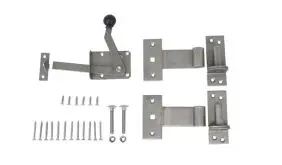 Auf Grund der in Douglasien-, Eichen, Lärchen- und Robinienholz enthaltenen Gerbsäure sollten immer nicht rostende Torbeschläge aus Edelstahl verwendet werden, um möglichen Holzverfärbungen vorzubeugen.