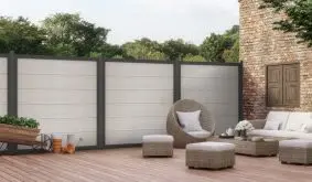 Die BPC Zaunserie kombiniert acht Elemente mit extrabreiten Füllprofilen in der Farbe Bi-Color Weiß. Der matte Aluminiumrahmen ist in Silbergrau und Anthrazit erhältlich