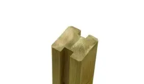 Der druckimprägnierte Verbindungspfosten mit dem Maßen: 9 x 9 x 268 cm.