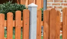 Der Verzinkte Zaunpfosten ist hoch flexibel: Das 10 x 10 cm Vierkantrohr zum Einbetonieren ist in 180 und 270 cm Länge erhältlich