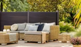 Für den 11-teiligen BPC Sichtschutzzaun Maxi sind extrabreite Nut-Feder-Profile mit Walnussdekor charakteristisch