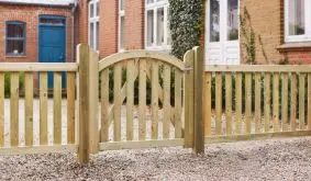 Der druckimprägnierte Vorgartenzaun aus schwedischem Kiefern- und Fichtenholz hat 44 x 68 mm starke Rahmen und bietet eine lange Lebensdauer