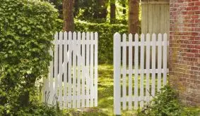 Die Gartenzäune sind mit einem Holzschutzmittel auf Wasserbasis vorbehandelt sowie zweimal farbgrundiert in Weiß