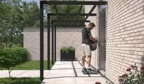Wandpergola aus druckimprägniertem Holz an der Hauswand