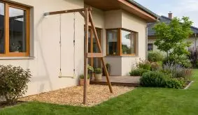 177 x 207 x 160 cm Wandschaukel aus Hemlock-Holz (100 % FSC) für die Montage an Fassaden