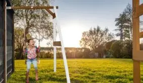 177 x 207 x 160 cm Wandschaukel aus Hemlock-Holz (100 % FSC) für die Montage an Fassaden