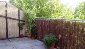 Für Privatsphäre auf dem Balkon: Die Weidenmatte empfiehlt sich als natürlicher, günstiger und eleganter Sichtschutz