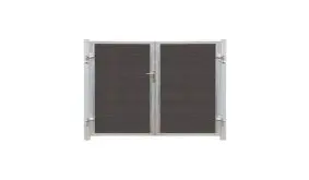 Das massive WPC Doppeltor Futura mit einem Maß von 197 x 145 cm unter der Klinke auf der linken Seite. Das Tor wird inkl. 80 x 80 mm Torpfosten aus verzinktem Stahl geliefert.