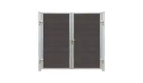 Das Futura WPC Doppeltor mit den Maßen 197 x 180 cm unter der Klinke auf der rechten Seite. Die Tore werden vormontiert inkl. Stahlpfosten geliefert