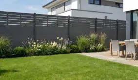 WPC Sichtschutz Kappeln in Anthrazit mit breiten Profilen und Lamellenbereich, im Garten an Terrasse