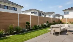 WPC Sichtschutzblenden Mölln in Teak mit horizontalen Lamellen und silbernen Pfosten, Terrasse im Garten