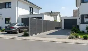 WPC Steckzaun Atura in Schiefergrau mit horizontalen Lamellen, seitliche Einfriedung einer Einfahrt