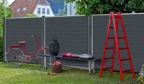 WPC Steckzaun Set in schiefergrauer Holzstruktur. Bestehend aus 13 WPC-Lamellen sowie einem Rahmenprofilset, geliefert als Bausatz