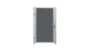 Das WPC Steckzaun Tor wird fertig montiert geliefert. Inkl. Befestigungsmaterial, Zylinder und 2 Stahlpfosten.