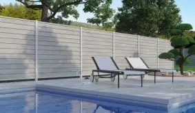 Schützt Ihre Privatsphäre: Der witterungsbeständige BPC Steckzaun mit sandfarbenen Lamellen, silbernen Pfosten und silbernen Abschlussleisten bildet einen eleganten Sichtschutz