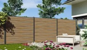 WPC Steckzaunsystem mit 179 x 180 cm Elementen im Farbton Teak. Montiert mit anthrazitgrauen Eco Steckzaun Pfosten und Alu Abdeckleisten