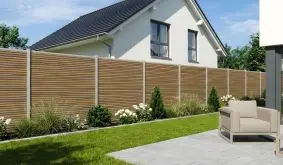 WPC Steckzaunsystem Heiligendamm in Teakoptik mit horizontalen Lamellen und Alu-Pfosten an Terrasse