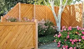 Eröffnet attraktive individuelle Gestaltungsmöglichkeiten: Die 6-teilige Sichtschutz Zaunserie Isar aus naturbelassener Lärche