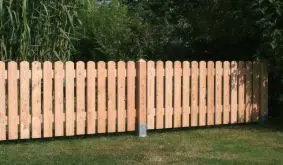 80 cm hoher Lattenzaun aus 20 x 95 mm Brettern mit gerundetem Kopf