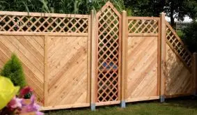 Die Zaunelemente der "Softline"-Serie aus naturbelassener sibirischer Lärche zeichnen sich durch hohe Materialstärken aus, die in Kombination mit der guten Holzqualität für eine lange Standzeit der Zaunanlage sorgen. Sie sind in 3 Varianten erhältlich.