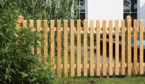 Die Natura Zaunfelder aus Sibirischer Lärche erhalten Sie in 80 und 100 cm Höhe samt Gartenpforten und Doppeltoren
