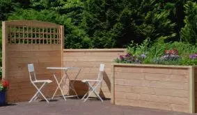 Für Selbstbauer: Das Zaunsystem aus naturbelassener Douglasie überzeugt mit einer tollen Optik und langen Lebensdauer