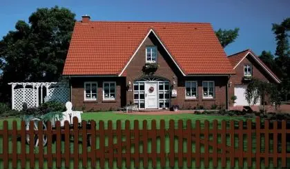 Die Aluminium Gartenzäune überzeugen mit klaren Linien, hochwertiger Verarbeitung und brauner Pulverbeschichtung