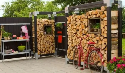 Design Kaminholzregal aus zweifach verleimten Premiumpfosten und feuerverzinkten Stahlbeschlägen