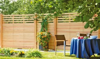 Optimal geeignet für Sichtschutz und Gartenabtrennung: Der 180 x 180 cm Douglasienzaun mit Ranklatten