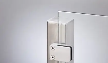 Beim Anfangspfosten haben die Klemmbacken aus der Außenperspektive eine Öffnungsrichtung nach rechts