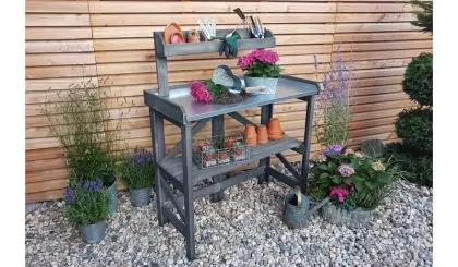 Der 97 x 45 x 128 cm Gartenwerktisch lässt sich mit wenigen Handgriffen zusammenklappen und platzsparend verstauen